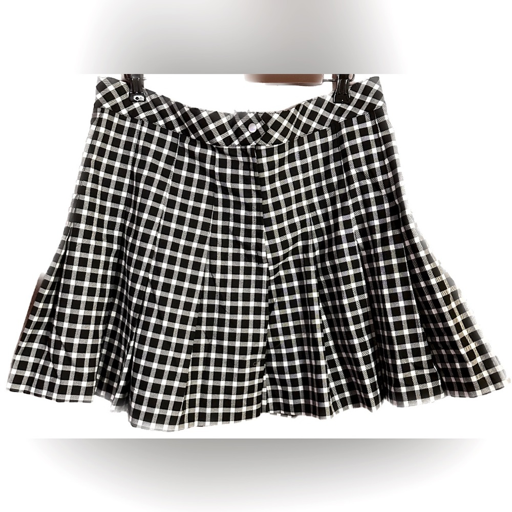 Plaid / black and white checkered skirt. Size 14
